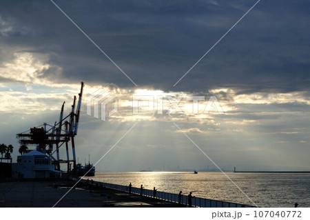 早朝雲から太陽の光が海に届く天使の階段。兵庫県神戸市六甲アイランドマリンパークで撮影。 早朝雲から太陽の光が海に届く天使の階段。兵庫県神戸市六甲アイランドマリンパークで撮影。 107040772