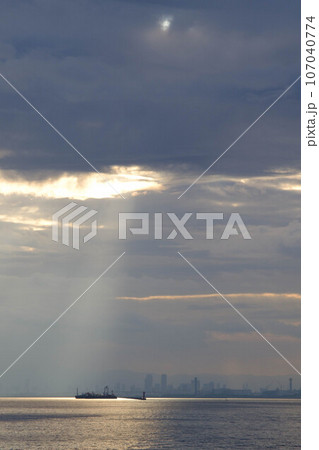 早朝雲から太陽の光が海に届く天使の階段。兵庫県神戸市六甲アイランドマリンパークで撮影。 107040774