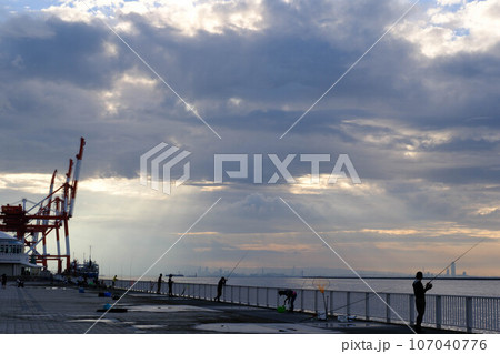早朝雲から太陽の光が海に届く天使の階段。兵庫県神戸市六甲アイランドマリンパークで撮影。 107040776
