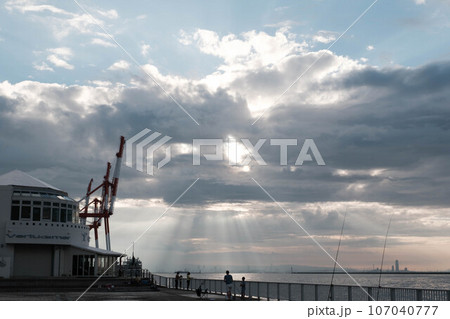 早朝雲から太陽の光が海に届く天使の階段。兵庫県神戸市六甲アイランドマリンパークで撮影。 早朝雲から太陽の光が海に届く天使の階段。兵庫県神戸市六甲アイランドマリンパークで撮影。 107040777