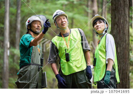 森林を管理する作業員の男女 林業 森林官 自然保護官 イメージ 森林を管理する作業員の男女 林業 森林官 自然保護官 イメージ 107041695