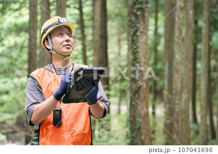 森林を管理する作業員の男性 林業 森林官 自然保護官 イメージ 森林を管理する作業員の男性 林業 森林官 自然保護官 イメージ 107041698