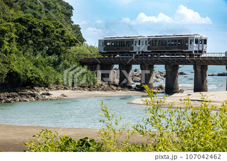 宮崎県日南市隈谷川鉄橋を走行する日南線特急列車海幸山幸号 宮崎県日南市隈谷川鉄橋を走行する日南線特急列車海幸山幸号 107042462