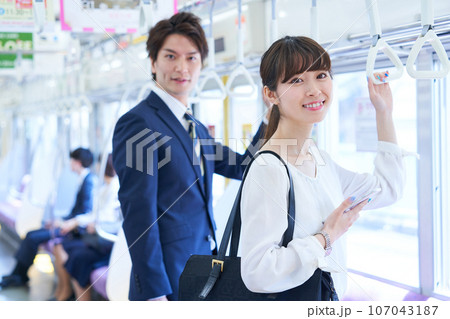 電車に乗る男女　撮影協力「京王電鉄株式会社」 107043187