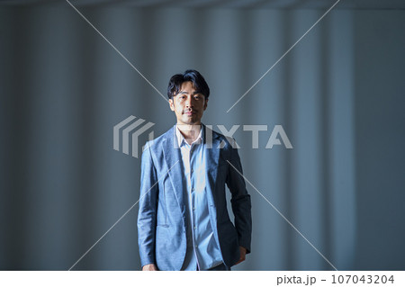 男性　ビジネス 107043204