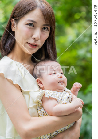 100日の赤ちゃんを抱っこするママ 100日の赤ちゃんを抱っこするママ 107043479
