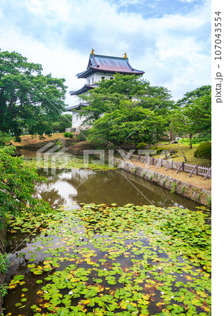 （北海道）松前城・池のスイレン越しに見る天守閣 107043554