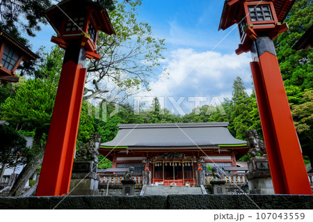 遠野郷八幡社殿と青空 107043559