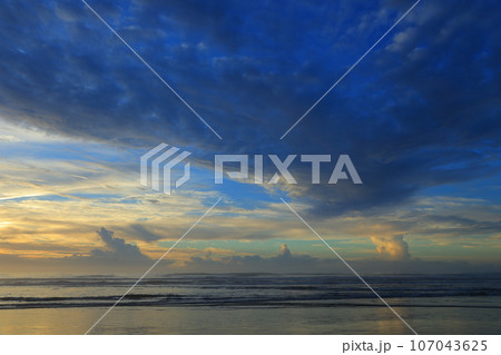 美しい海岸の朝焼け 美しい海岸の朝焼け 107043625