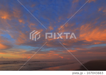 美しい海岸の朝焼け 美しい海岸の朝焼け 107043663
