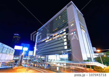 【神奈川県】新横浜駅ビルの夜景 【神奈川県】新横浜駅ビルの夜景 107043718