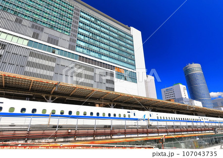 【神奈川県】晴天の新横浜駅と新幹線 【神奈川県】晴天の新横浜駅と新幹線 107043735