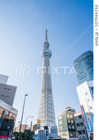 「東京都」押上駅前交差点から見上げる東京スカイツリー 「東京都」押上駅前交差点から見上げる東京スカイツリー 107044288