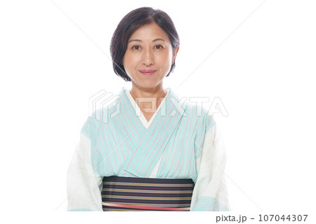 小地谷縮みを着た中年女性 107044307