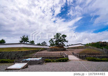 (北海道)松前城 お堀から見る天守 (北海道)松前城 お堀から見る天守 107044465