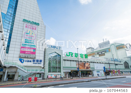 【東京都】JR新宿駅南口の風景 107044563