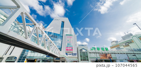 【東京都】JR新宿駅南口の風景 107044565