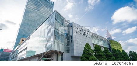 「東京都」JR新宿駅南口 バスタ新宿の風景 「東京都」JR新宿駅南口 バスタ新宿の風景 107044665