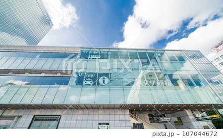 「東京都」JR新宿駅南口　バスタ新宿の風景 107044672