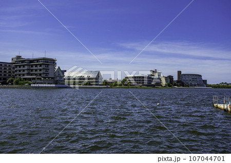 加賀片山津温泉　柴山潟と温泉街　石川県加賀市 107044701