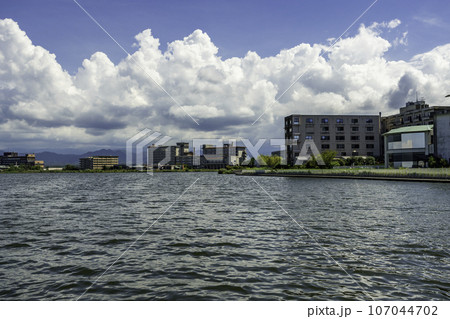 加賀片山津温泉 柴山潟と温泉街 石川県加賀市 加賀片山津温泉 柴山潟と温泉街 石川県加賀市 107044702