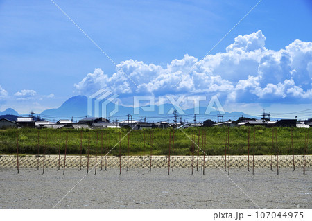 青い空と白い雲、8月みやま市飯江川より雲仙の山並み 107044975