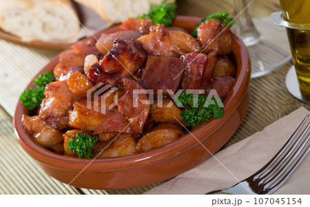 Morro de cerdo - braised pig snouts 107045154
