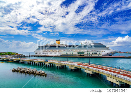 豪華客船が停泊する港 豪華客船が停泊する港 107045544