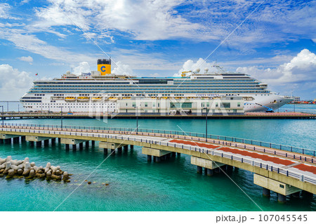豪華客船が停泊する港 豪華客船が停泊する港 107045545