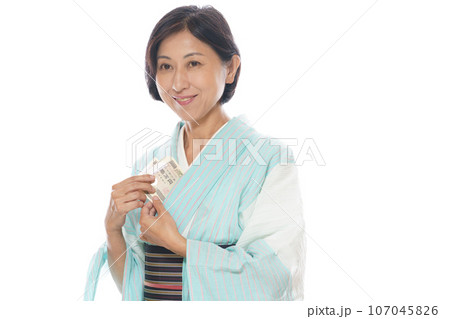 小地谷縮みを着てお札を持つ中年女性 107045826