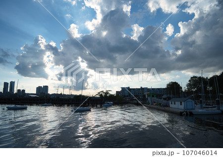 海外の港町の青空と雲 海外の港町の青空と雲 107046014
