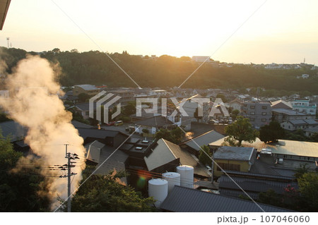 湯煙あがる別府鉄輪温泉の朝 107046060