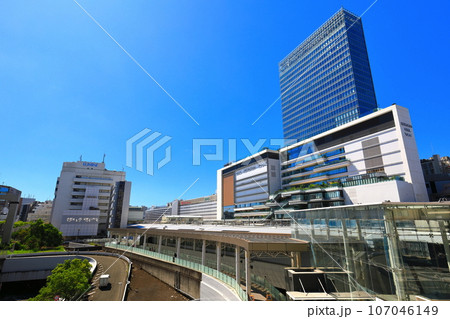 【神奈川県】晴天のJR横浜タワー（横浜駅） 107046149