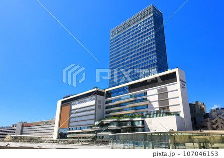 【神奈川県】晴天のJR横浜タワー（横浜駅） 107046153
