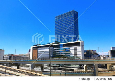 【神奈川県】晴天のJR横浜タワー（横浜駅） 107046160