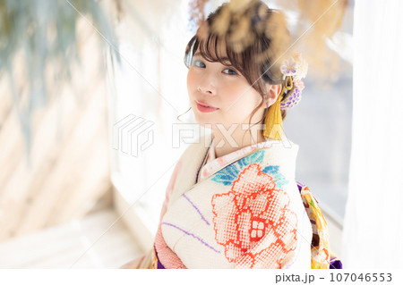 着物 総絞りの振袖を着ている女性のポートレート 着物 総絞りの振袖を着ている女性のポートレート 107046553