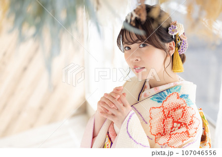 着物 総絞りの振袖を着ている女性のポートレート 着物 総絞りの振袖を着ている女性のポートレート 107046556