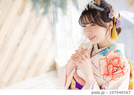 着物 総絞りの振袖を着ている女性のポートレート 着物 総絞りの振袖を着ている女性のポートレート 107046567