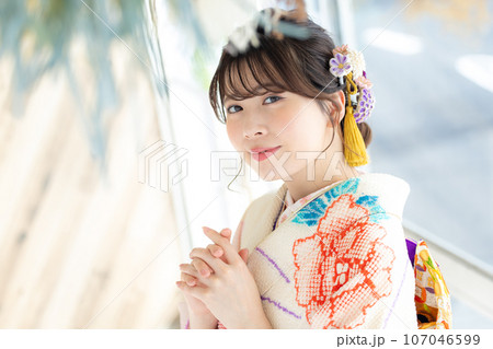 着物　総絞りの振袖を着ている女性のポートレート 107046599