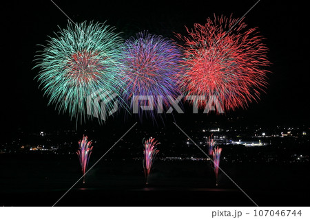 三色の大井川花火 107046744
