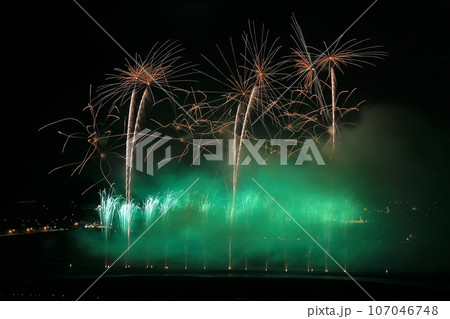 大井川の夜空に打ちあがるグリーンの花火 大井川の夜空に打ちあがるグリーンの花火 107046748