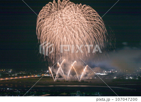 大井川の夜空に打ちあがるスターマイン 大井川の夜空に打ちあがるスターマイン 107047200