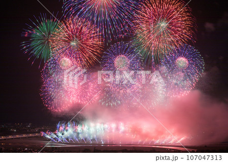 大井川の夜空を染める大ワイドスターマイン 大井川の夜空を染める大ワイドスターマイン 107047313