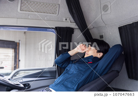 トラックドライバー 休憩をとる運転手 トラックドライバー 休憩をとる運転手 107047663