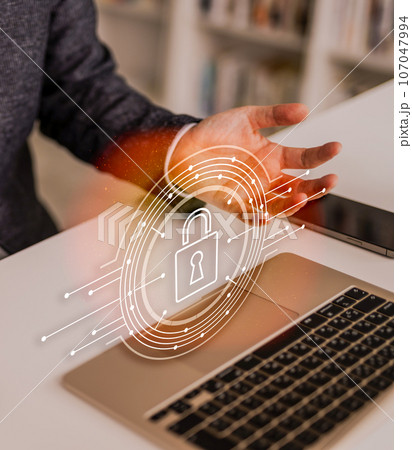 ビデオ会議をする男性 ビデオ会議をする男性 107047994