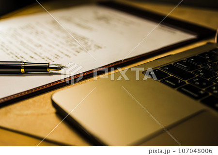 万年筆が置かれたデスク 107048006