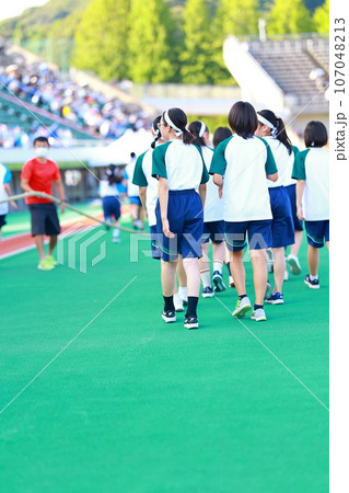 スタジアムで競争する 107048213