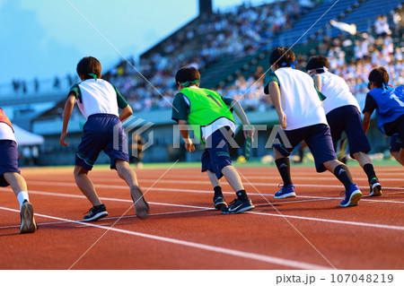 スタジアムで競争する 107048219