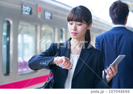 駅のホームにいる若い女性　撮影協力「京王電鉄株式会社」 107048698