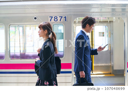 駅のホームにいる若い男女　撮影協力「京王電鉄株式会社」 107048699